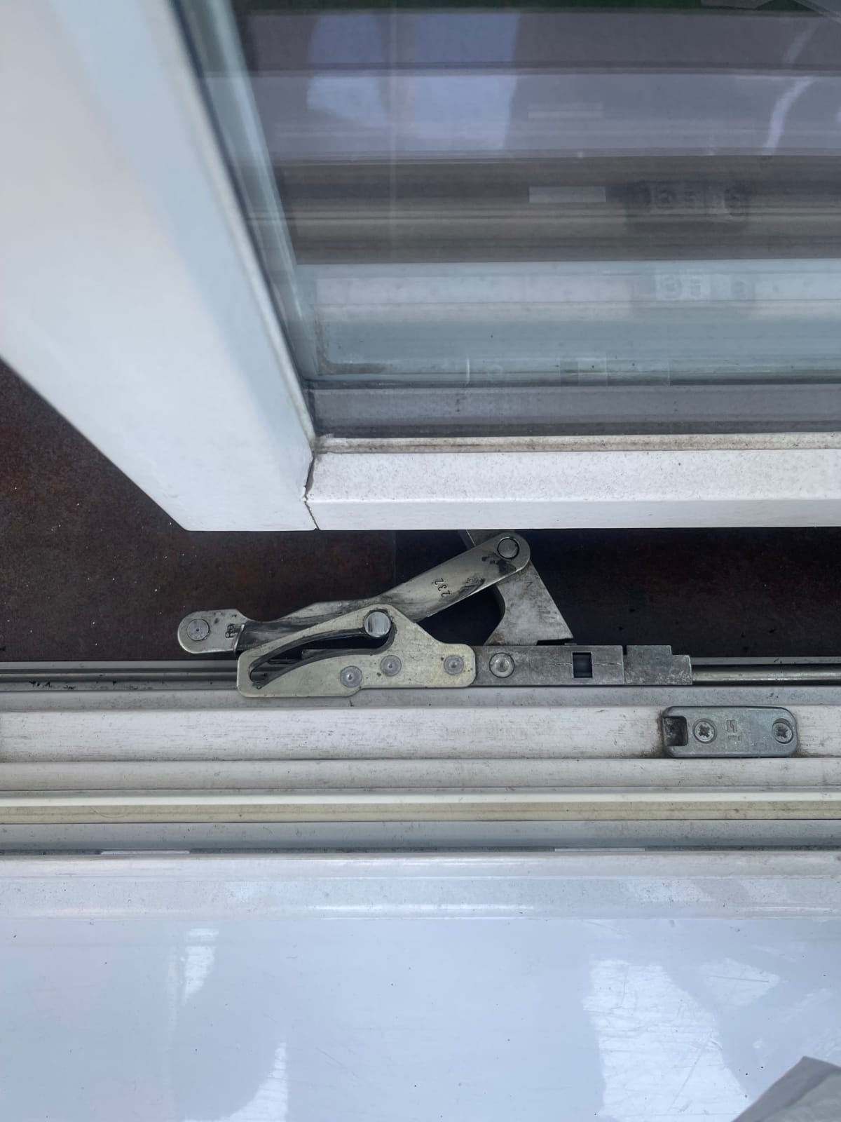 Scherenlager eines Fensters vor der technischen Prüfung